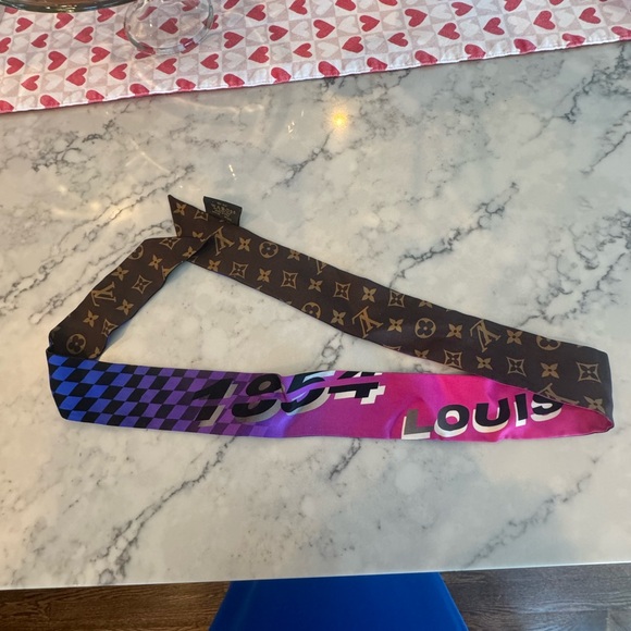 Louis Vuitton RARE Bandeau NEW WITH DUST BAG AND BOX - Picture 6 of 9